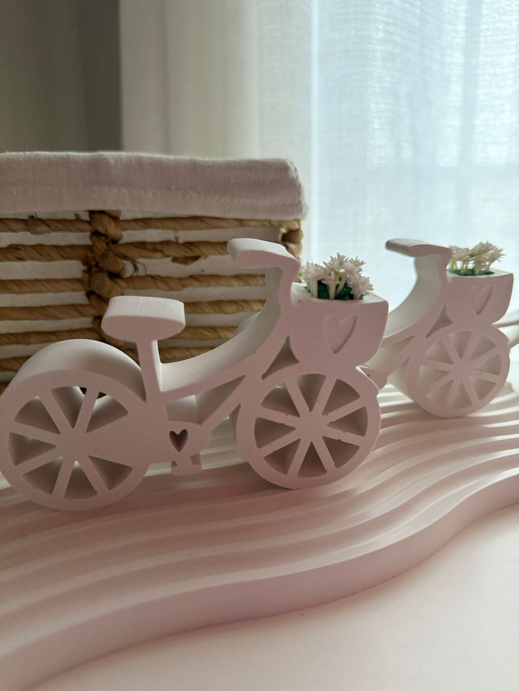 Bicicleta decorativa con cesta de flores blancas