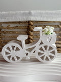 Bicicleta decorativa con cesta de flores blancas