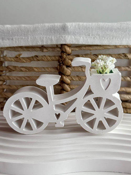 Bicicleta decorativa con cesta de flores blancas