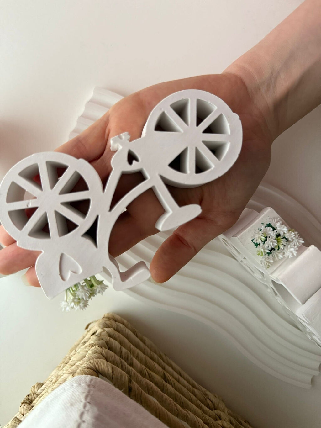 Bicicleta decorativa con cesta de flores blancas