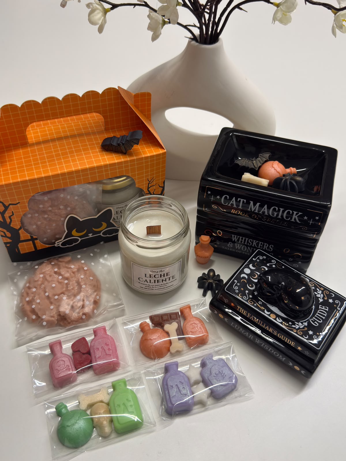 Pack Quemador Libro de pociones + Caja el Ritual de Migas: Pack dos velas, wax melt Galleta XL, 4 bolsas wax melts y quemador libro pociones