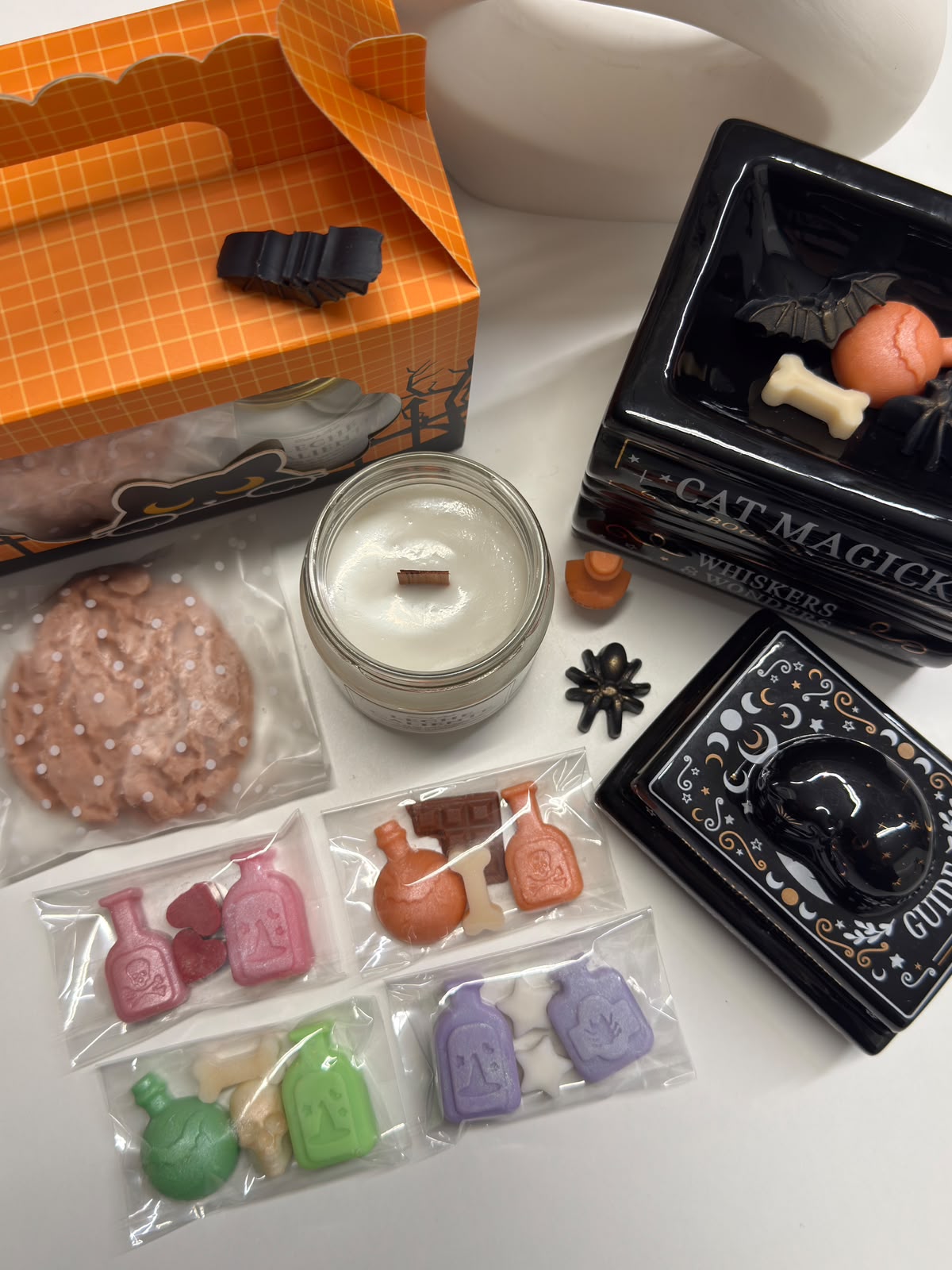 Pack Quemador Libro de pociones + Caja el Ritual de Migas: Pack dos velas, wax melt Galleta XL, 4 bolsas wax melts y quemador libro pociones